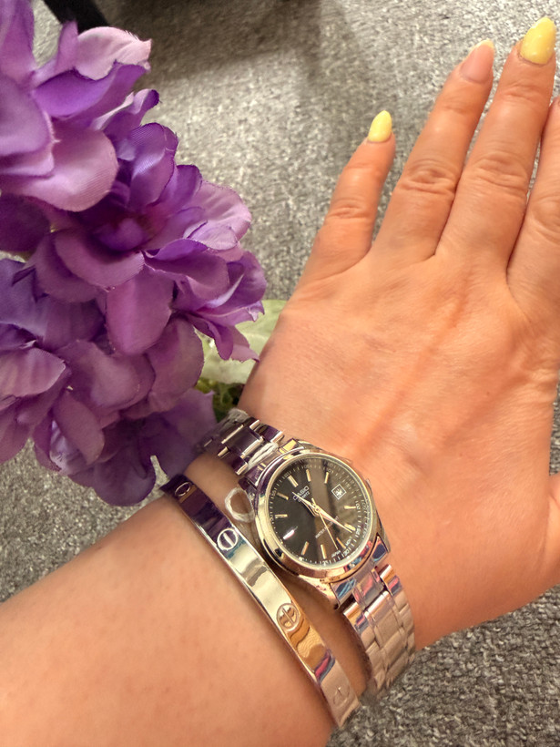 ساعت زنانه کاسیو CASIO در حال استفاده روی مچ دست خانم